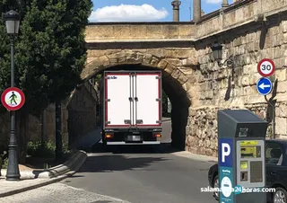 Camión atascado en el Arroyo de Santo Domingo