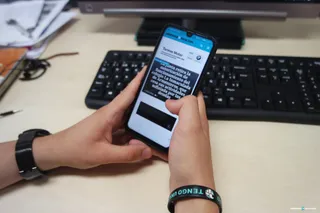 Un joven consulta SALAMANCA24HORAS