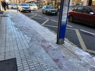 Gran placa de hielo en la avenida de Italia