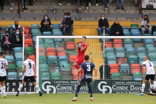Javi Benítez atrapa un balón ante la Gimnástica Segoviana / FOTO SALAMANCA24HORAS.COM
