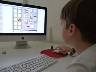 Un niño en el ordenador conectado a Internet haciendo actividades del colegio