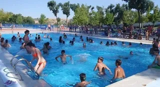 El Procurador del Común pide mayor presencia policial en las piscinas municipales