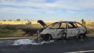 Se incendia un turismo en la DSA-660 | Andrea Mateos