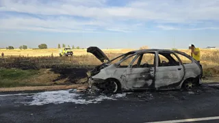 Se incendia un turismo en la DSA-660 | Andrea Mateos