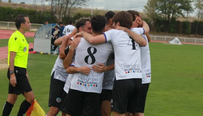 Los jugadores del filial del Salamanca CF UDS celebran un gol al Béjar Industrial | FOTO SALAMANCA CF UDS