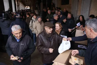 Largas colas por un paquete de lentejas y garbanzos en Gran Vía | Andrea Mateos