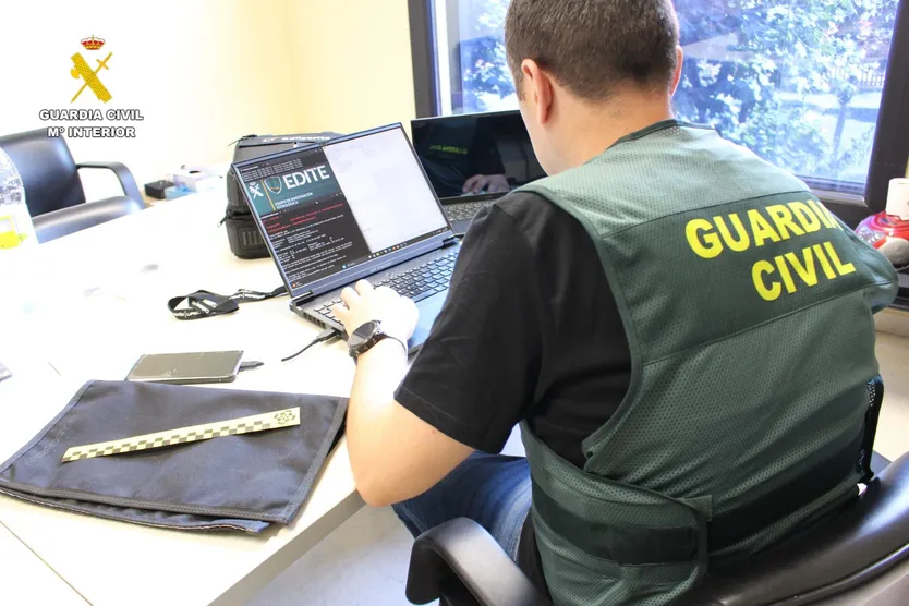 Agente de la Guardia Civil frente a un ordenador