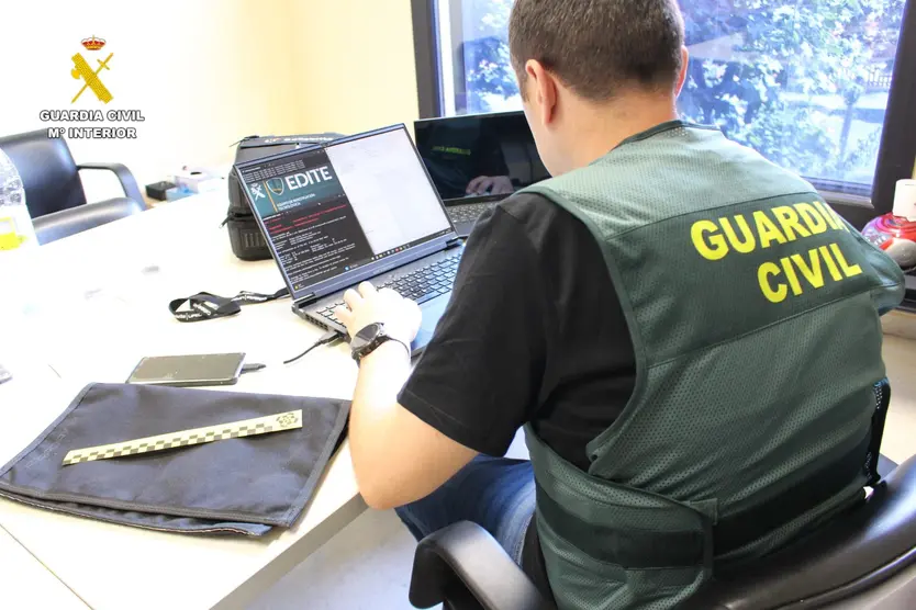 Agente de la Guardia Civil frente a un ordenador