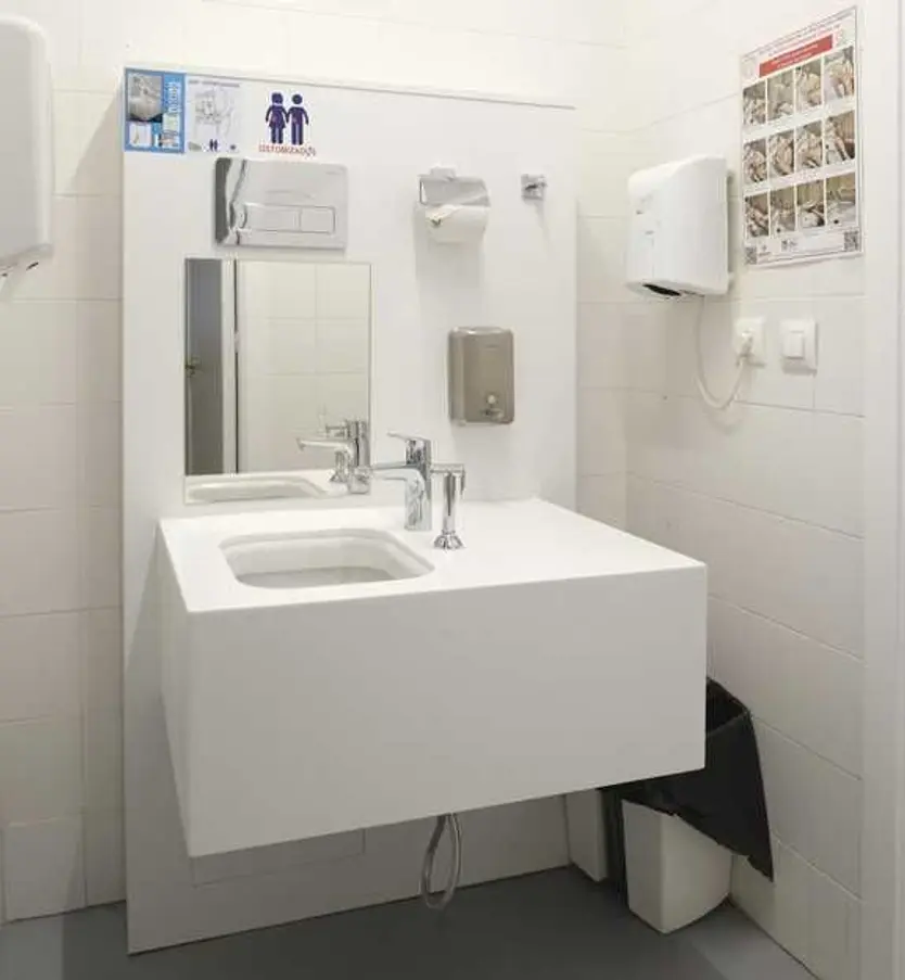Baño adaptado a personas ostomizadas 