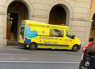 Ambulancia en Gran Vía. Foto de archivo