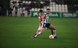 Pica defiende ante Casas / FOTO CD GUIJUELO