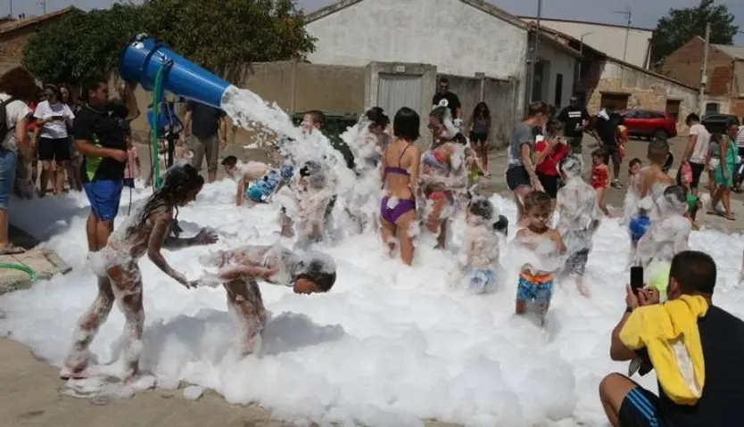  Fiesta de la espuma en la velles 