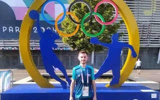Óscar del Pozo junto al estadio Pierre Mauroy (Lille), donde está como voluntario