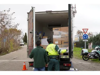 Agente de la Guardia Civil revisando una furgoneta de reparto. Foto DGT
