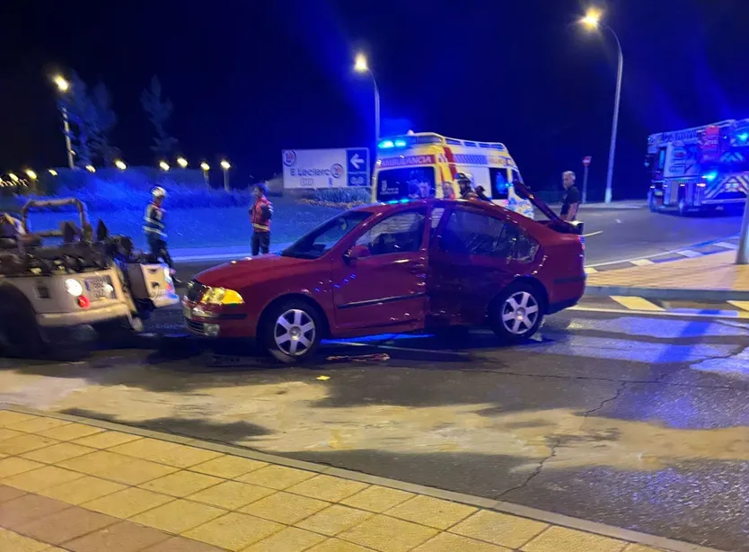 Cruza la rotonda de la glorieta Gloria Begue y colisiona con otro vehículo (2)