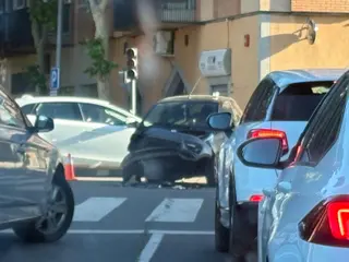 La colisión entre dos turismos deja una menos herida en la calle Jesús Arambarri