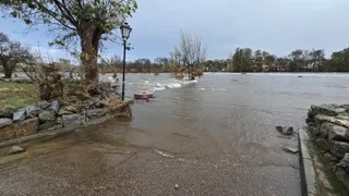 El río Tormes desbordado a su paso por el Puente del Congosto tras el paso de la borrasca Claudia | Andrea Mateos