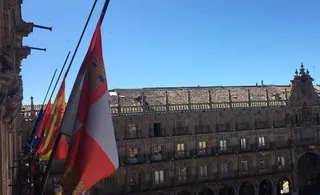 Las banderas del balcón del Ayuntamiento ondearán a media asta durante tres días