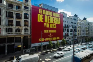 Piqué promociona su Copa Davis con esta irónica lona: "En Madrid somos de derecha y de revés"