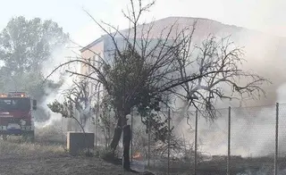 Arde pasto y una casa abandonada en Santa Marta