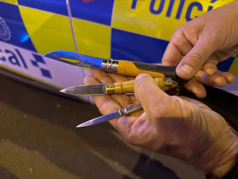 Armas blancas incautadas por la Policía Local y Policía Nacional