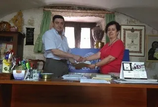 Francisco Vegas entrega su donativo a Manos Unidas