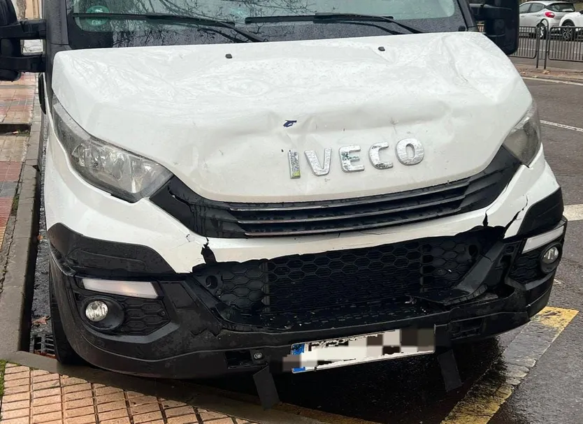 Colisión por alcance entre un turismo y una furgoneta en el Paseo de San Vicente