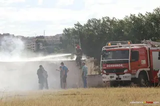 Espectacular incendio en una vivienda unifamiliar de las inmediaciones de Cabrerizos