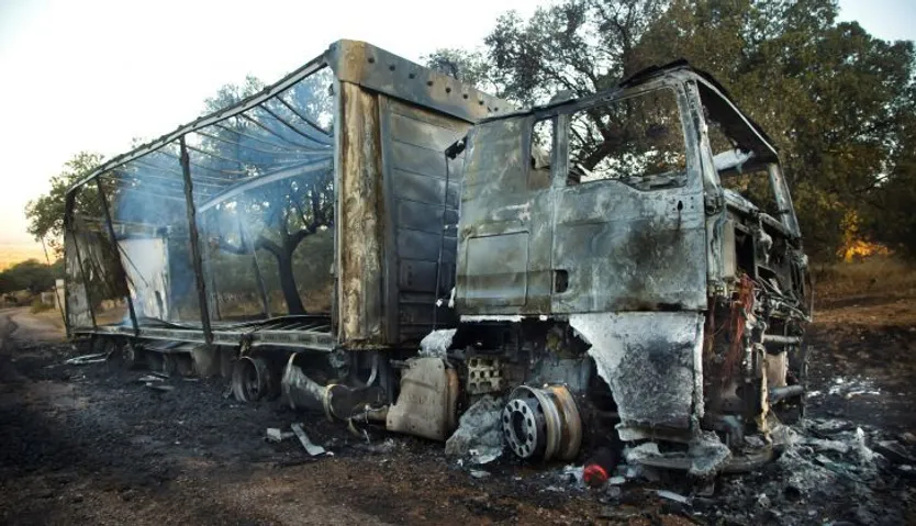 Arde un camión cargado de tapones de corcho junto a la SA-220 a la altura de Pedro Toro, en la comarca de Ciudad Rodrigo. ICAL