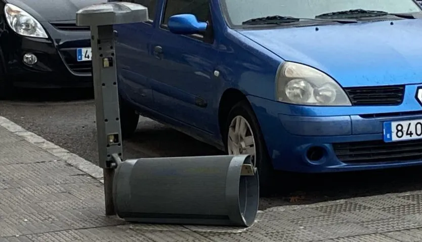 Papelera rota en la calle Mérida miércoles