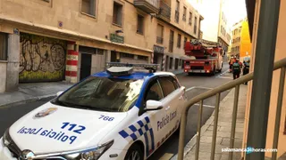 Bomberos y Policía Local en la calle La Parra