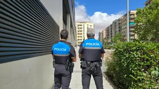 Agentes de la Policía Local de Salamanca junto al Centro Municipal Integrado Victoria Adrados | Imagen Salamanca24horas
