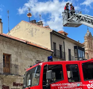 Intervención de los Bomberos para retirar cascotes de un edificio de la calle Zamora