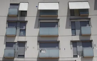 Cartel de "se vende" en un edificio. | FOTO: EUROPA PRESS