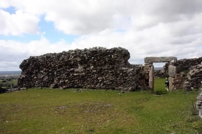 Muros derribados del Castillo de Castillejo de Azaba