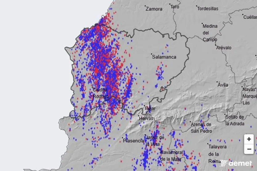 Descargas eléctricas (rayos) por la tormenta en Salamanca durante la madrugada de este viernes