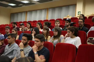 Conferencia sobre negocio radiofónico.
