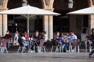 Ciudadanos en otoño en una terraza de la Plaza Mayor de Salamanca
