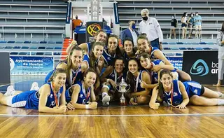 El equipo junior de Perfumerías Avenida luce orgulloso su medalla de plata / FOTO: CB Avenida