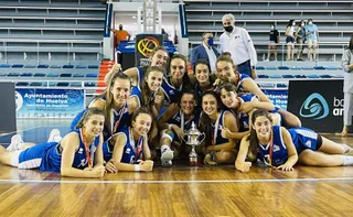 El equipo junior de Perfumerías Avenida luce orgulloso su medalla de plata / FOTO: CB Avenida