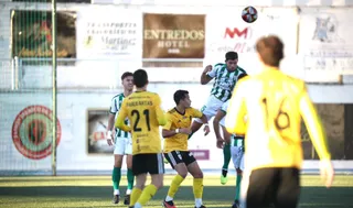 Asiel despeja de cabeza ante el Compostela FOTO CD GUIJUELO