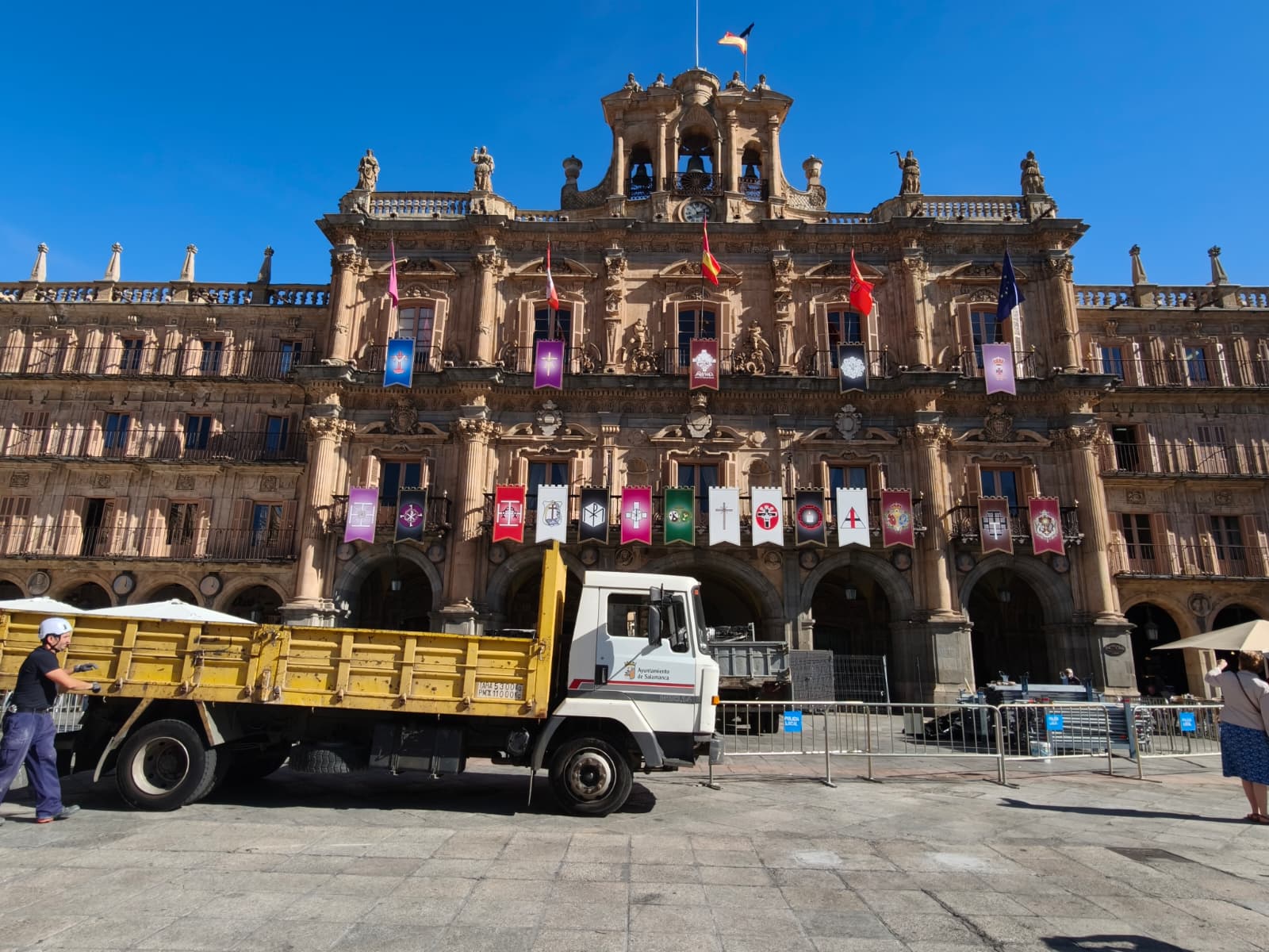 Reposteros en la fachada de la Plaza Mayor para dar la bienvenida al XXXVII Encuentro de Cofradías de Salamanca con el retiro del escenario