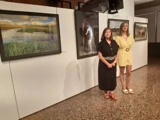 La alcaldesa de Peñaranda, Carmen Ávila, y la concejala de Cultura, Fátima Manzano, en la exposición