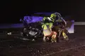 Los Bomberos interviniendo en uno de los coches implicados en la fuerte colisión. 