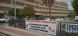 Colocan una pancarta en apoyo de los sanitarios y reivindicar que se ponga a su disposición cuanto antes las dosis necesarias para su correcta vacunación (2)