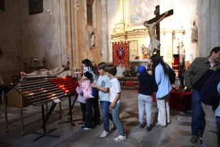 Besapiés del Cristo de la Agonía Redentora y el Cristo Yacente durante la Semana Santa 2026 | Andrea Mateos