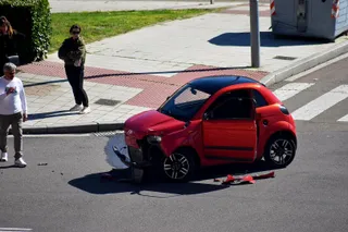 Un microcar colisiona contra un vehículo en la calle Marineros | JOSÉ LUIS COTOBAL