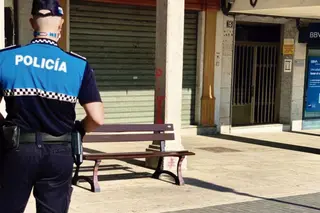 Un policía local de Peñaranda en el lugar donde aparecieron las pintadas en la Plaza de la Constitución