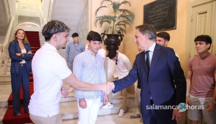 El alcalde de Salamanca, Carlos García Carbayo, recibe al equipo juvenil de Unionistas de Salamanca Club de Fútbol