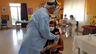 Carmen, de Bercimuelle, recibe la vacuna